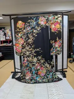 新出品 美品　正絹 引き振袖 黒地 四季草花文様 金彩 新出品 美品 正絹 引き振袖 黒地 四季草花文様 金彩 - メルカリ