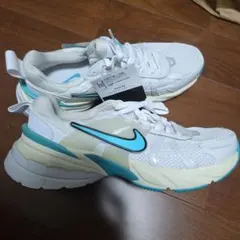 NIKE　ウィメンズ V2K ラン ナイキ　スニーカー　24.5cmのサムネイル