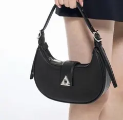 美品☆CHARLES&KEITH トライアングルバックル ベルトショルダーバッグのサムネイル