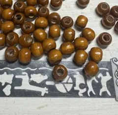 ウッドビーズ【薄茶　ブラウン約１０ミリ　５０個セット通し穴　約４ミリ】木製ビーズ