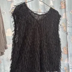 黒のファー風ノースリーブトップス
