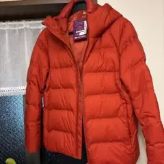 ユニクロ　フード付き赤ダウンジャケット