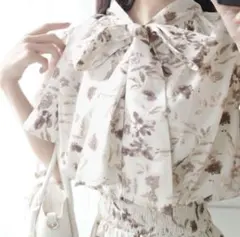 ウエストシャーリングボウタイ花柄フリル袖ワンピース