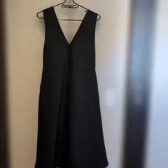 GU ノースリーブ Vネック 黒ワンピース