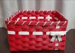 赤色の収納かご