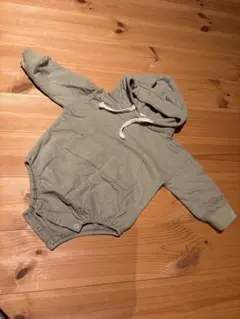 オリーブグリーン フード付きロンパース