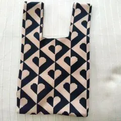 ハート柄ニットバッグ 黒とベージュ