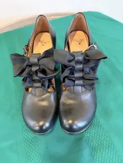 John Fluevog 黒革7cmヒール グログランリボン付き