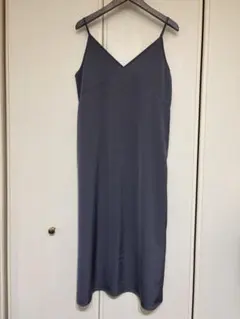 UNIQLO グレー キャミワンピース ロングワンピース サテン生地
