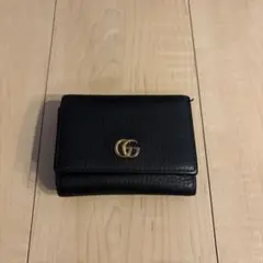 GGロゴ付き黒レザー三つ折り財布　GUCCI