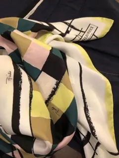 ★未使用【EMILIO PUCCI】シルクスカーフ　88×88