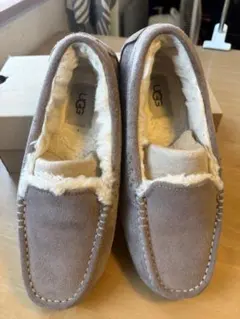 UGG☆リアーナモカシン ムートンシューズ - メルカリ