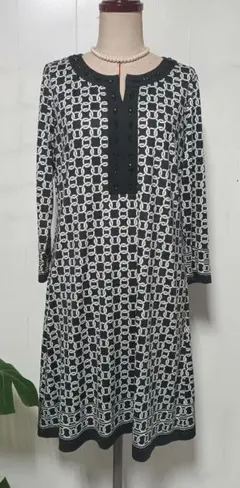 Super Beautyスーパービューティー　チェーン柄ビジュー付ワンピース