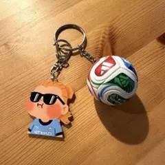 サッカー選手 キーホルダー サッカーボール付き