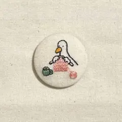 アヒル　くるみボタン　刺繍　ブローチ　ハンドメイド