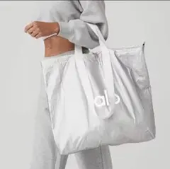 alo yogaトートバッグのサムネイル