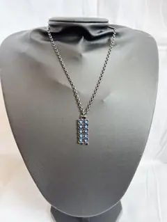 青いストーンの長方形ペンダントネックレス