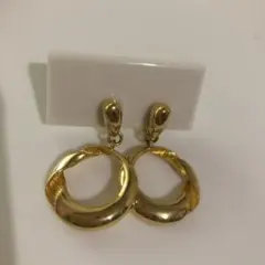 ウェーブデザイン　フープイヤリング