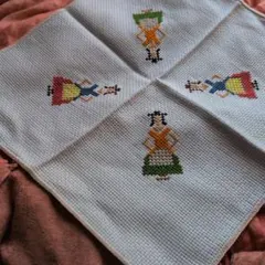 只今限定価格!一点物 ヴィンテージ 女の子の刺繍ハンカチ