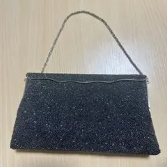 ビーズ装飾の黒いクラッチバッグ