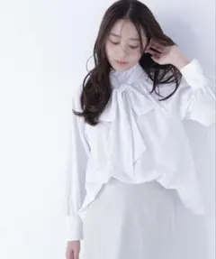 【一度のみ着用】ナチュラルビューティーベーシック　白　ブラウスのサムネイル