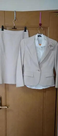 入学式に！7号 ベージュ スーツ フラワーモチーフ付き　(コサージュ)一式