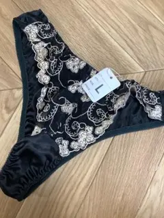 必ずプロフィール拝見　光沢　刺繍入り黒サテンTバック Lサイズ