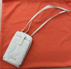 dazzlin ダズリン　ホワイトキルティングスマホショルダーバッグ