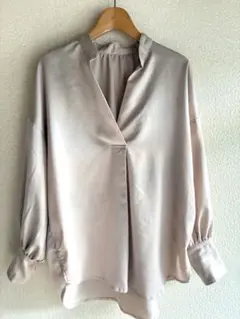 フリースマートベージュ サテン 長袖 Vネックシャツ