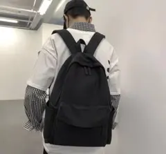 シンプルな無地ブラックリュック