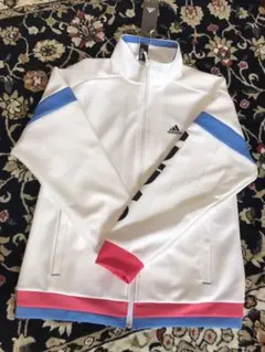 新品　アディダス　パーカー