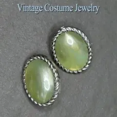ヴィンテージ★薄緑パール加工楕円ピアス