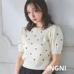 クルーネックハート刺繍ニット