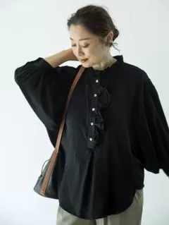 ハグオーワー リネンフリルヘムシャツ ブラウス 雅姫 charcoal ハグオーワー リネンフリルヘムシャツ ブラウス 雅姫 charcoal