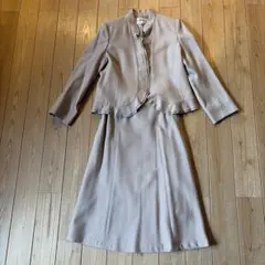JANE MORE ベージュ ノーカラースーツ