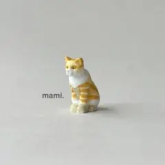 フェーヴ　座っている猫　フランス　フェーブ　ミニチュア陶器　f-4010