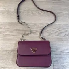 GUESS ショルダーバッグ ボルドー　チェーンバックのサムネイル