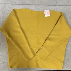 新品未使用　マスタードカラー パールボタン付きニット Lサイズ