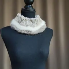 ベージュ ネックウォーマー 異素材3種類の毛糸使用　編み込み模様　モノトーン