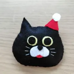 黒猫のフェルトブローチ サンタ帽子付き