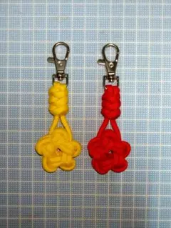 【黄色＆赤】パラコード＊ストラップ＊キーホルダー＊ハンドメイド【星モチーフ】
