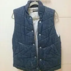 アズールのデニム地ダウンベスト