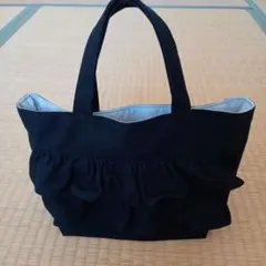 フリル付き黒キャンバストートバッグ/小さめ/ハンドメイド