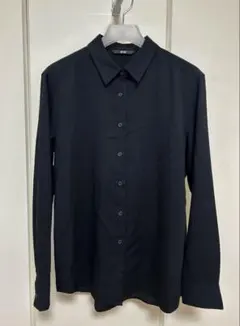 黒シャツ レディース