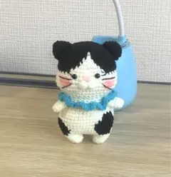 あみぐるみ 猫の形 白黒 青いフリルキーホルダー付き