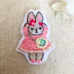 ビーズ　刺繍ブローチ　ハンドメイド　ポシェットでお出かけ花冠のうさぎさん　ピンク