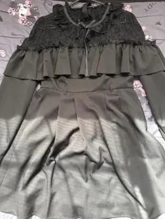 フリル付き黒ワンピース