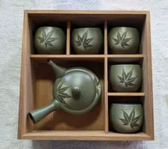 急須と湯呑みセット（オリーブグリーン、葉の模様、木製収納ボックス付き）