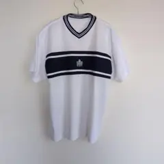 ストライプ入りホワイトVネックTシャツ