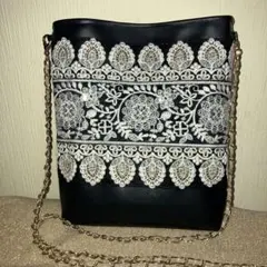 ショルダーバッグ　ポシェット中型サイズ　フェイクレザー刺繍リボン